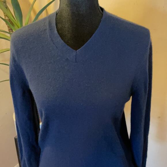 Theory Women’s V-Neck Cashmere Pullover – Sophisticated & Lightweight - Picture 5 of 10